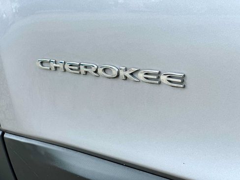 Used 2019 Jeep Cherokee Latitude Plus FWD image 15