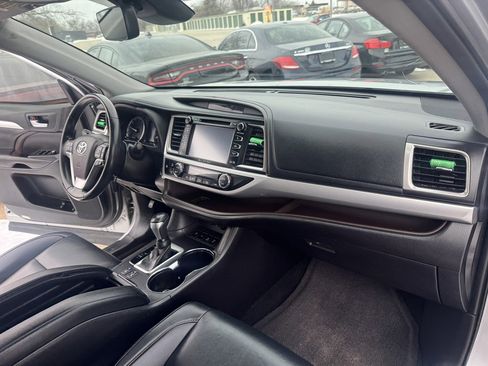 Used 2019 Toyota Highlander XLE image 16