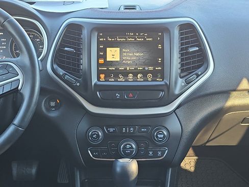 Used 2018 Jeep Cherokee Trailhawk AWD/4WD image 23