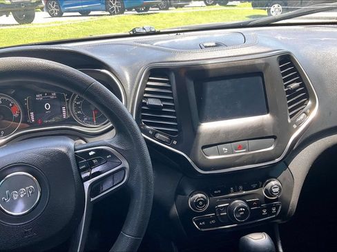 Used 2020 Jeep Cherokee Latitude FWD image 6