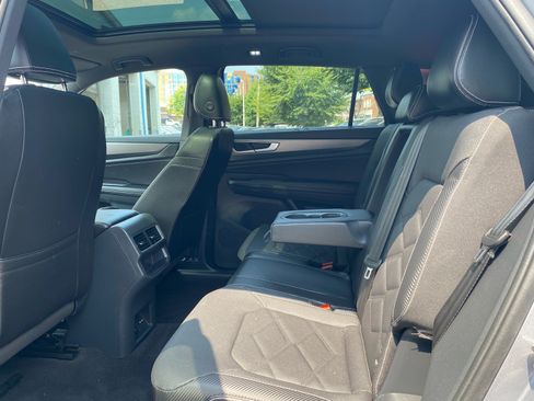 Certified 2024 Volkswagen Atlas Cross Sport SE AWD/4WD image 18