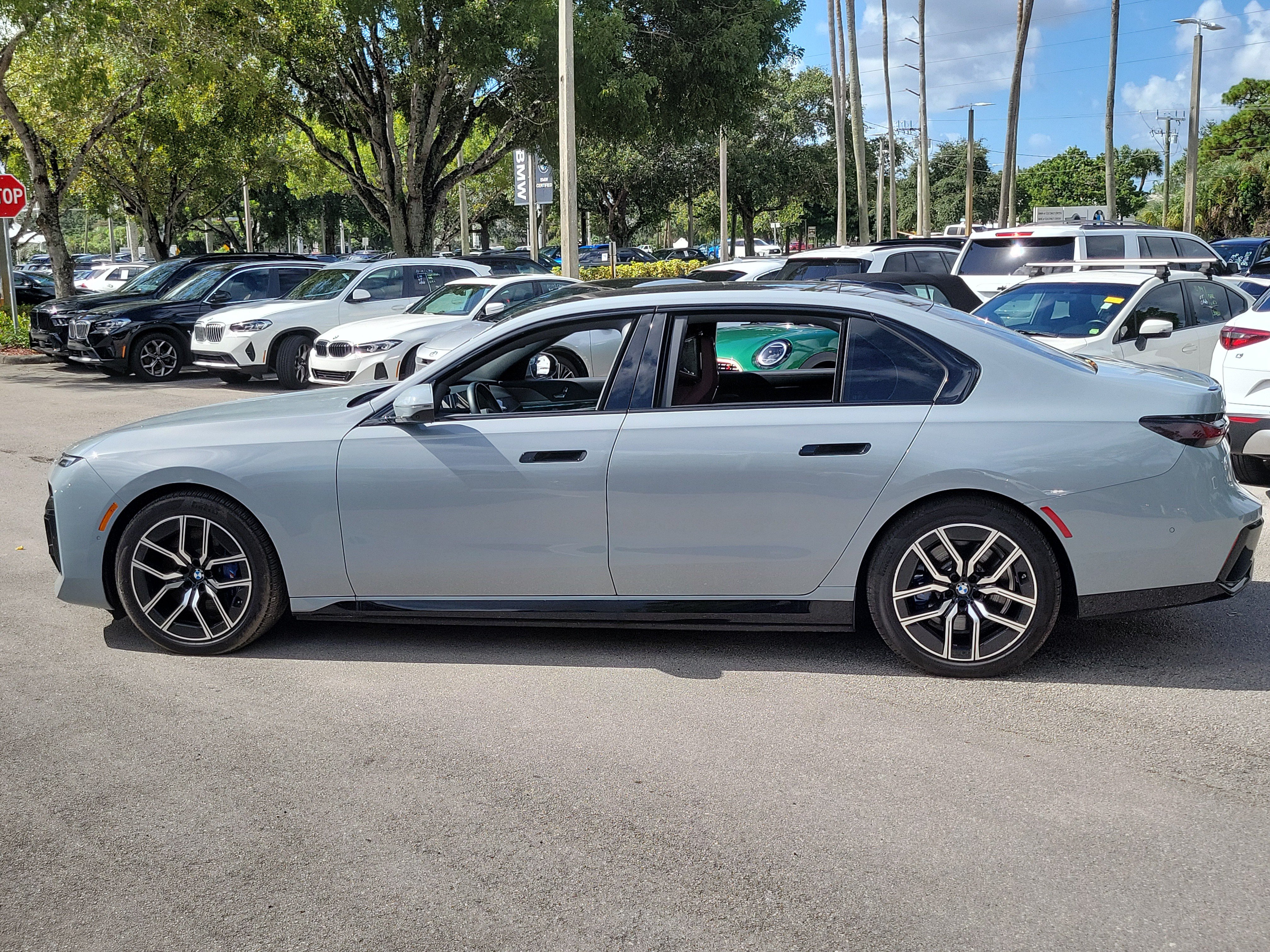 Used 2025 BMW i7 xDrive60 AWD/4WD image 4