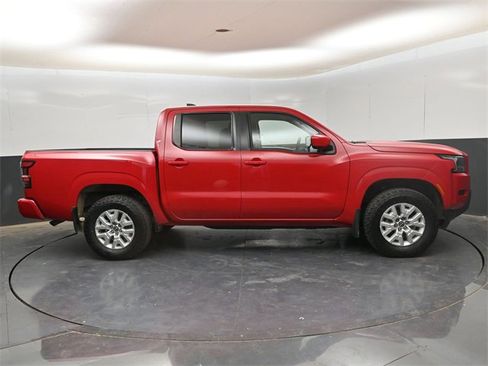 Used 2022 Nissan Frontier SV image 2