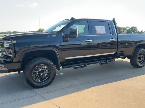 Used 2024 Chevrolet Silverado 3500 High Country w/ High Country Premium Package AWD/4WD image 4