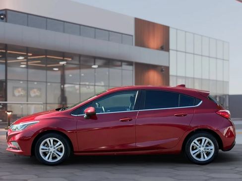 Used 2017 Chevrolet Cruze LT FWD image 3