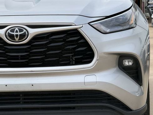 Used 2023 Toyota Highlander XLE FWD image 9
