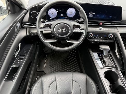 Used 2025 Hyundai Elantra Limited FWD image 17