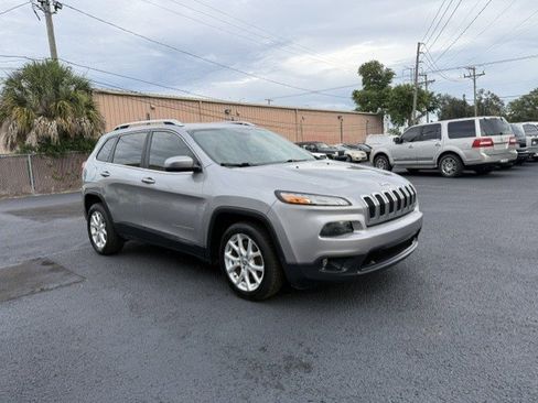 Used 2016 Jeep Cherokee Latitude w/ Comfort/Convenience Group FWD image 4