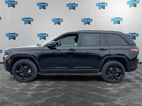 Certified 2023 Jeep Grand Cherokee Limited w/ Black Appearance Package image 3