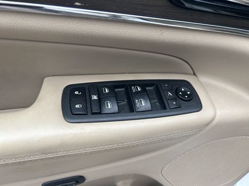 Used 2019 Jeep Grand Cherokee Overland AWD/4WD image 17