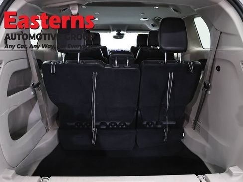 Used 2023 Chrysler Pacifica Touring-L FWD image 9