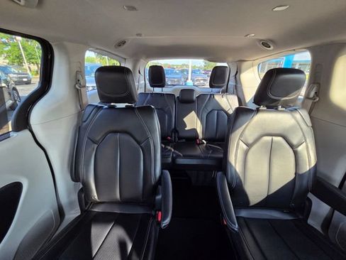 Used 2023 Chrysler Pacifica Touring-L FWD image 38