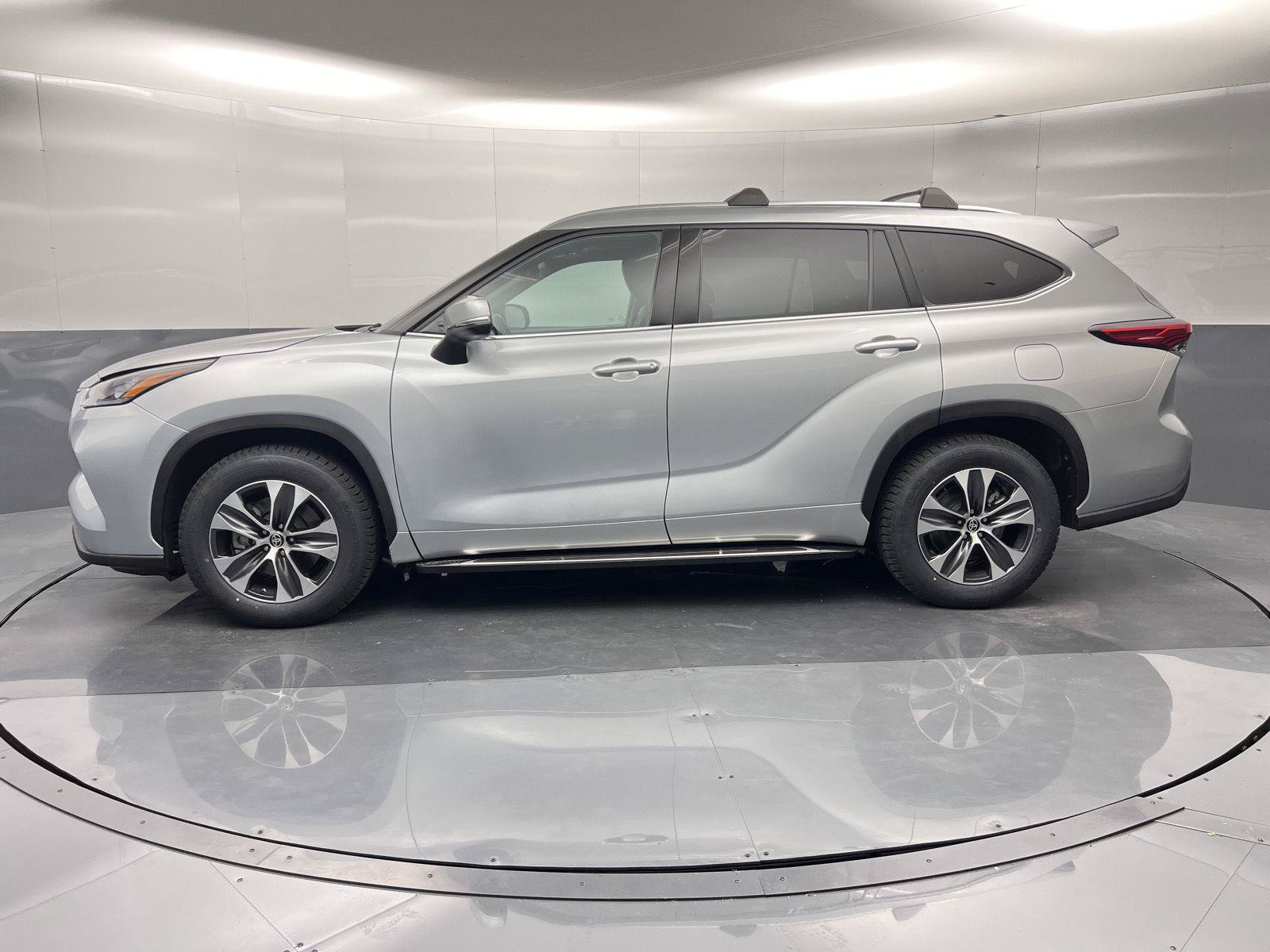 Used 2020 Toyota Highlander XLE FWD image 35