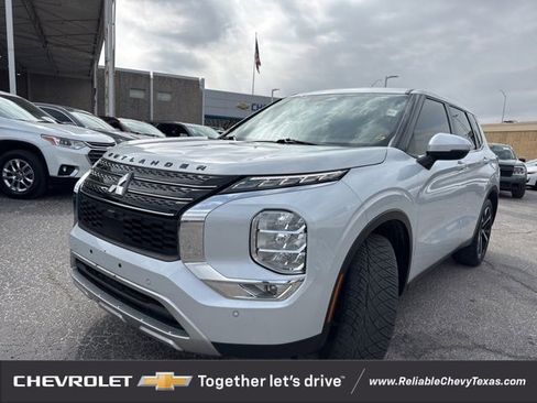 Used 2023 Mitsubishi Outlander SE image 3