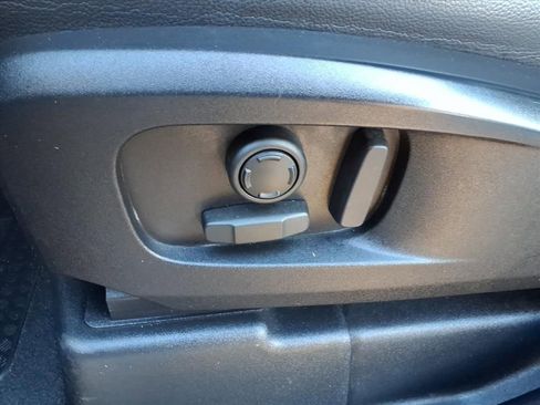 Used 2023 Land Rover Defender 110 X-Dynamic SE image 15