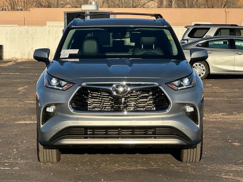 Used 2025 Toyota Highlander Platinum image 4