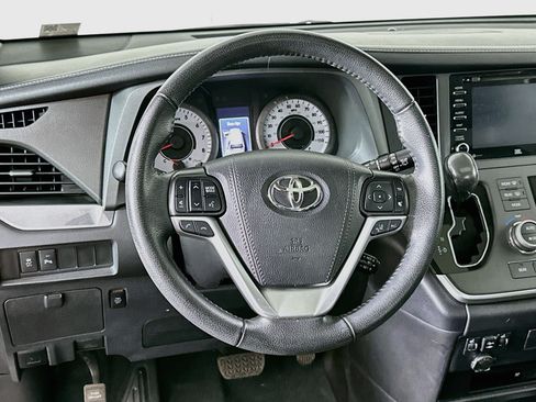 Used 2020 Toyota Sienna SE Premium FWD image 18