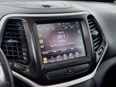Used 2016 Jeep Cherokee Trailhawk w/ Leather Interior Group AWD/4WD image 16