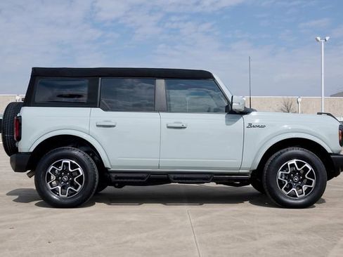 Used 2023 Ford Bronco Outer Banks image 3