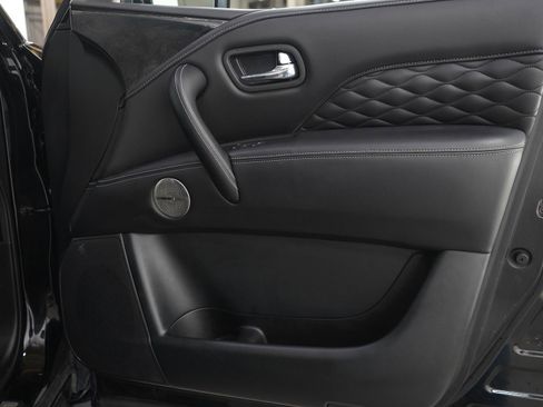 Used 2024 INFINITI QX80 Premium Select image 11