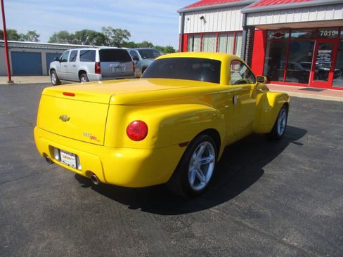 Used 2004 Chevrolet SSR w/ Preferred Equipment Group RWD image 22