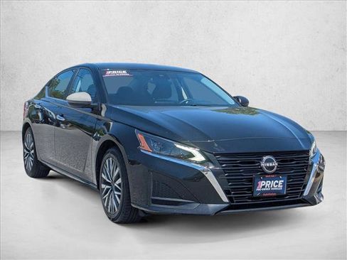 Used 2024 Nissan Altima 2.5 SV FWD image 3