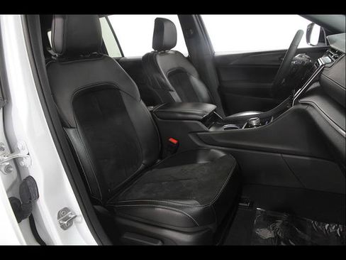 Used 2024 Jeep Grand Cherokee L Altitude AWD/4WD image 17