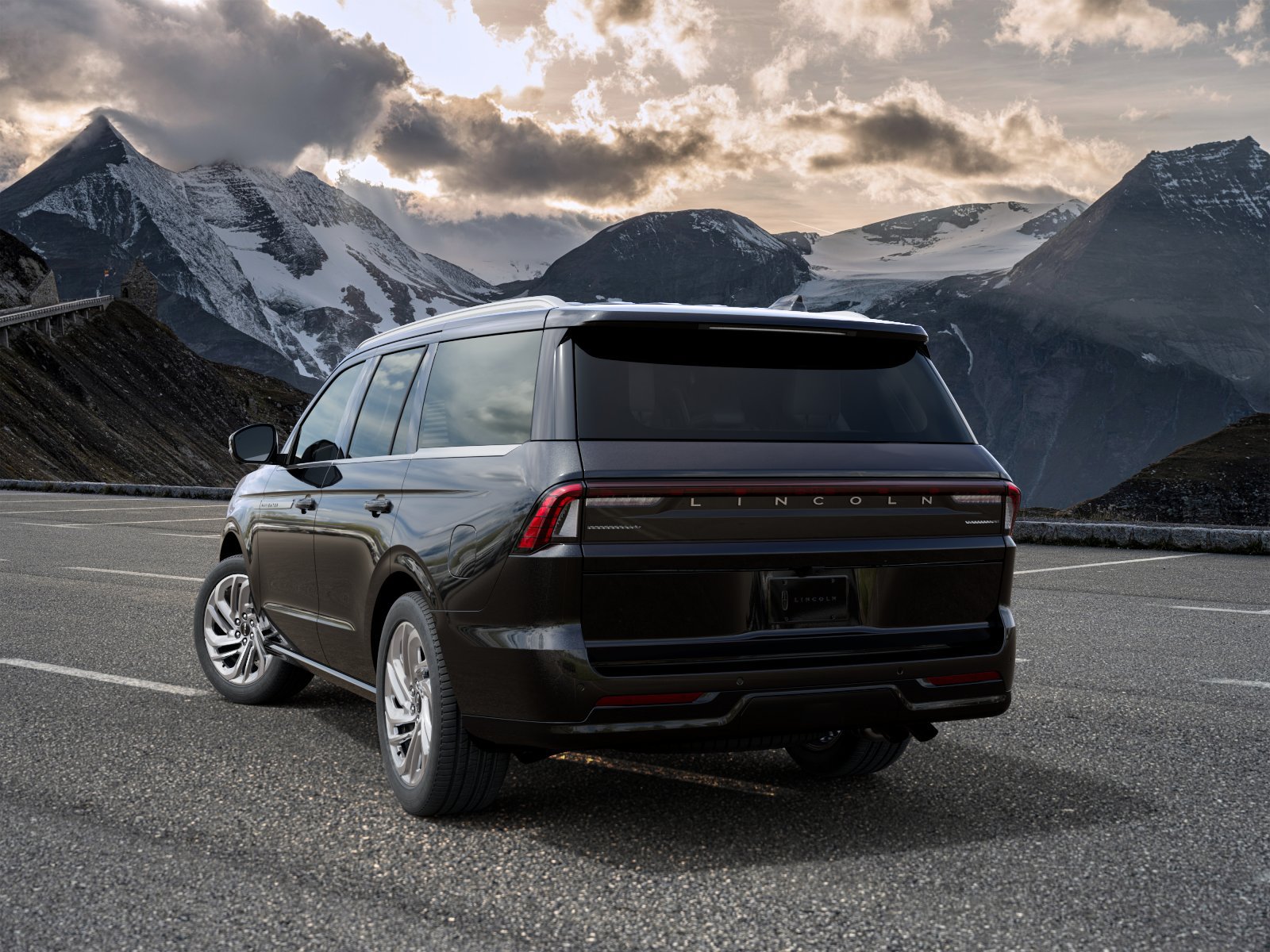 New 2027 Lincoln Navigator Reserve AWD/4WD image 3