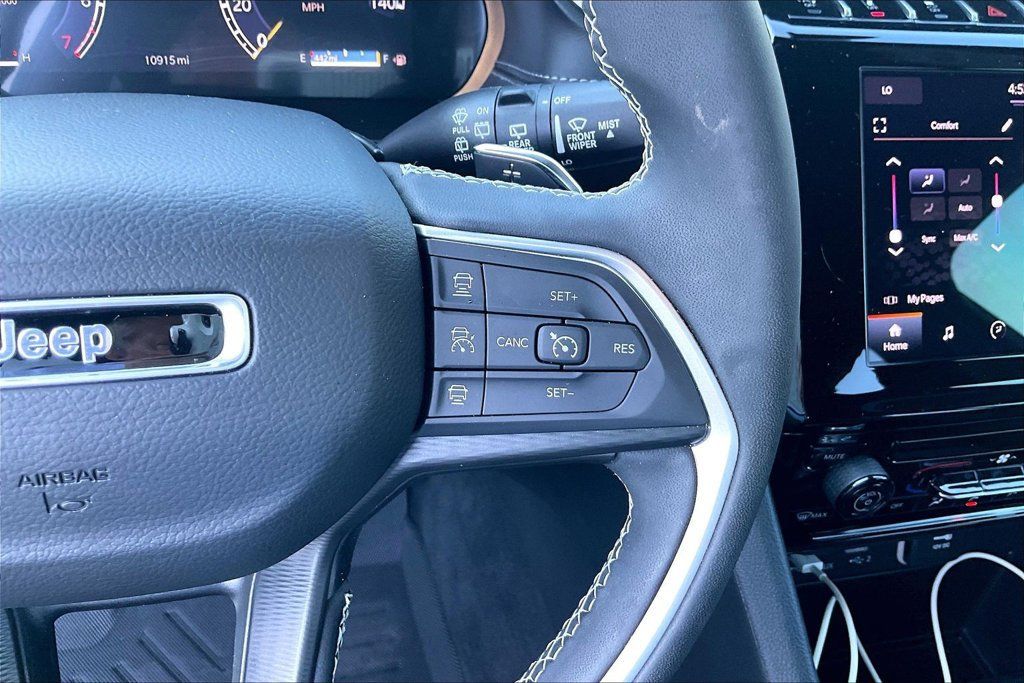 Used 2025 Jeep Grand Cherokee Laredo X RWD image 18