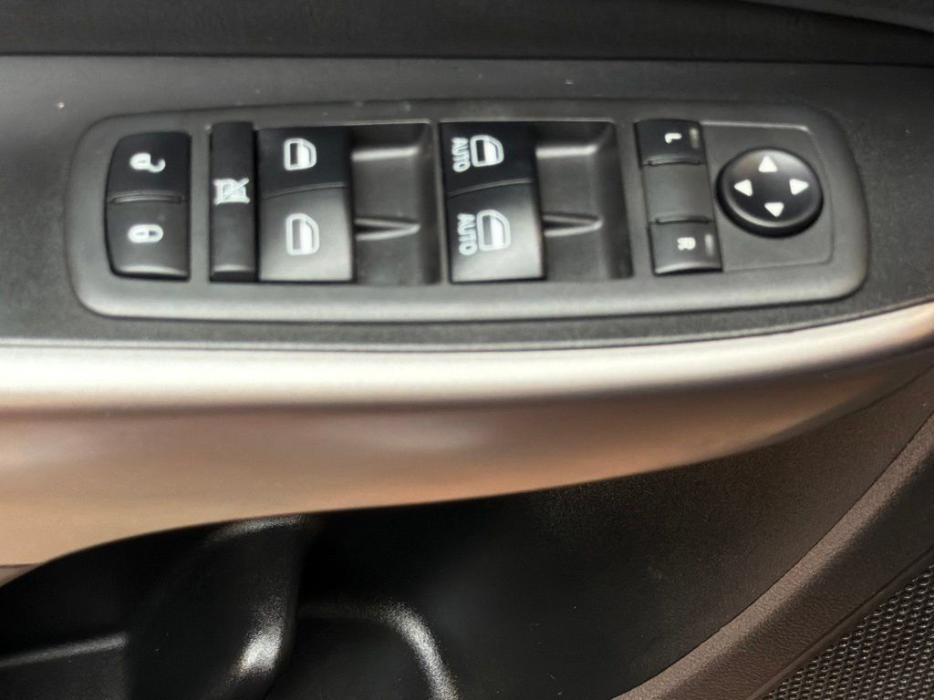 Used 2019 Jeep Cherokee Latitude Plus w/ Cold Weather Group AWD/4WD image 22
