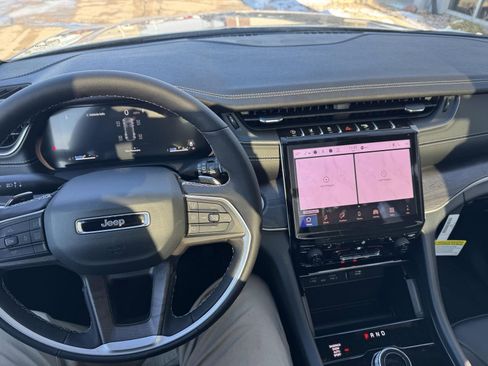 New 2025 Jeep Grand Cherokee Limited image 17