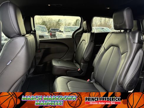 New 2026 Chrysler Pacifica Select image 12