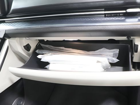 Used 2024 Kia Carnival FWD image 33