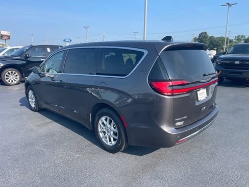 Used 2023 Chrysler Pacifica Touring-L FWD image 3