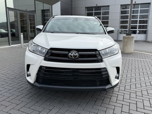 Used 2017 Toyota Highlander SE image 2