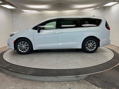 New 2026 Chrysler Pacifica Limited w/ Trailer Tow Group image 2