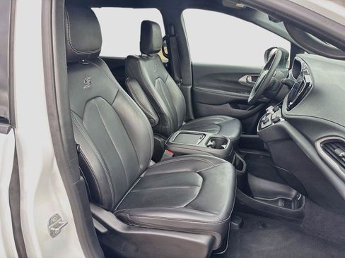 Certified 2023 Chrysler Pacifica Touring-L w/ S Appearance Package AWD/4WD image 28