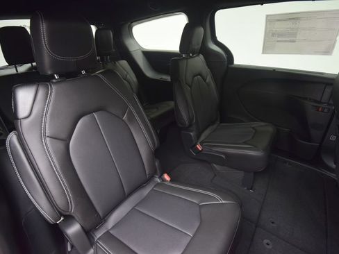 New 2027 Chrysler Pacifica Select AWD/4WD image 15