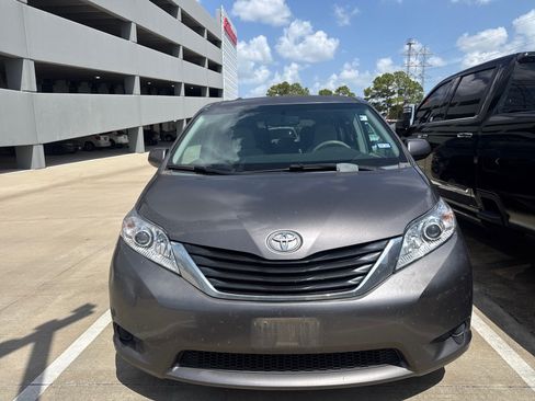 Used 2011 Toyota Sienna LE w/ Towing Pkg FWD image 2