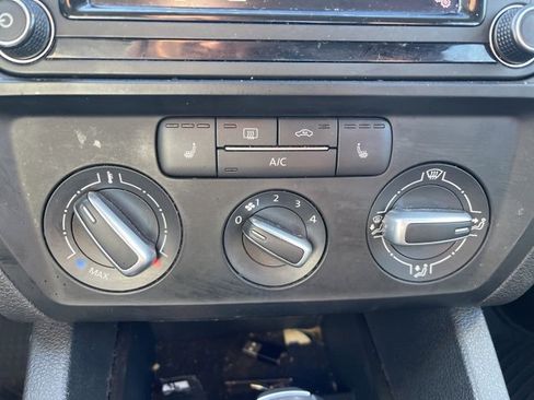 Used 2017 Volkswagen Jetta SE image 16