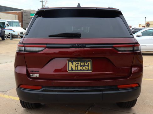Used 2023 Jeep Grand Cherokee Altitude AWD/4WD image 6