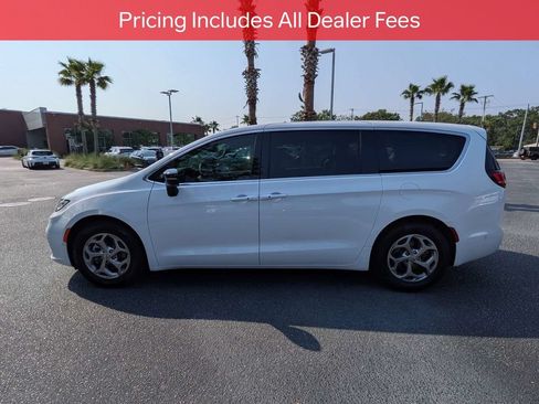 Used 2024 Chrysler Pacifica Limited w/ Uconnect Theater Family Group FWD image 7