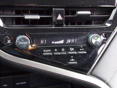 Used 2022 Toyota Camry SE FWD image 29