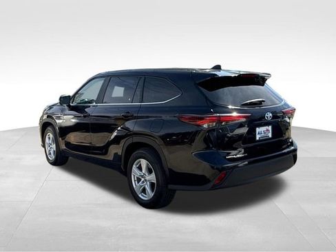 Used 2024 Toyota Highlander LE image 7
