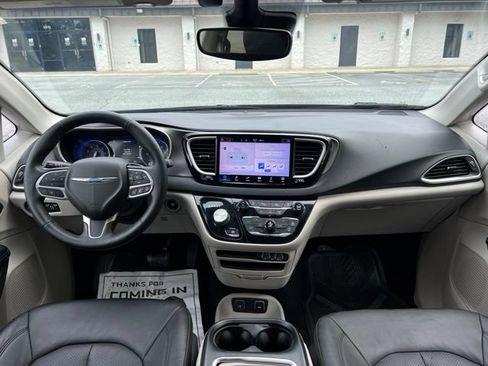 Used 2021 Chrysler Pacifica Touring-L FWD image 25