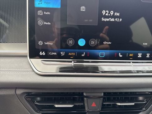 New 2025 Volkswagen Tiguan SE image 30