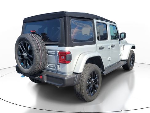 Used 2022 Jeep Wrangler Unlimited Sahara w/ Cold Weather Group image 4