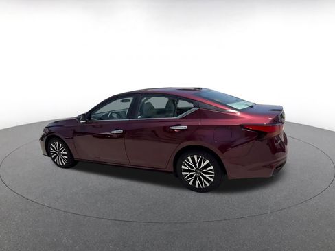 Used 2025 Nissan Altima 2.5 SV FWD image 9