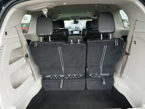 Used 2023 Chrysler Pacifica Touring-L FWD image 6