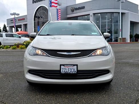 Used 2017 Chrysler Pacifica Touring w/ Tire & Wheel Group FWD image 2
